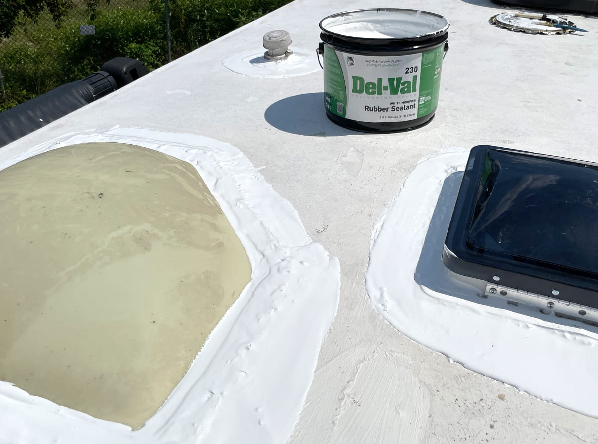 Del-Val 230 White Modified Rubber Sealant Roof 3 Gallon